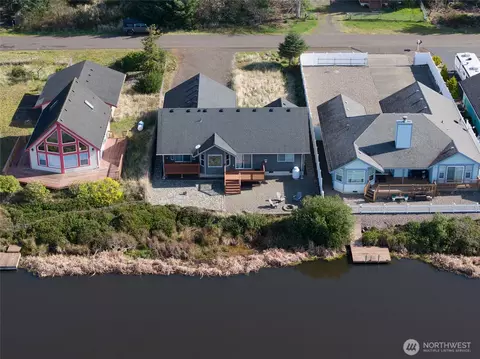 673 Island Cir SE, Ocean Shores, WA 98569