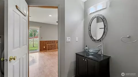 Bath - 132 76th Pl SW, Everett, WA 98203 photo 4 of 5