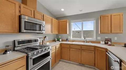 Kitchen - 132 76th Pl SW, Everett, WA 98203 photo 4 of 5
