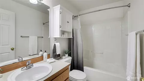 Bath - 132 76th Pl SW, Everett, WA 98203 photo 3 of 5