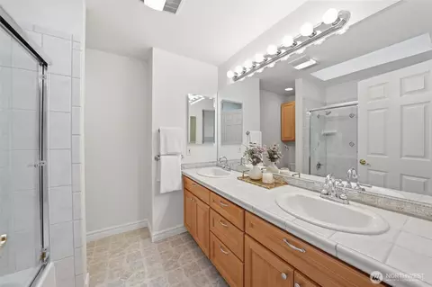 Bath - 1806 145th Pl SE, Mill Creek, WA 98012 photo 5 of 5