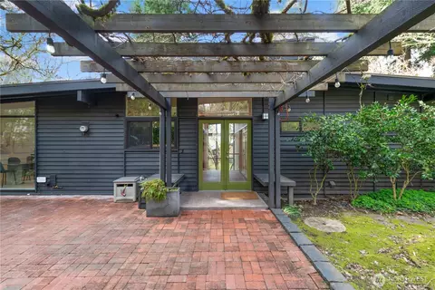 16 Wembley Ln, Mercer Island, WA 98040