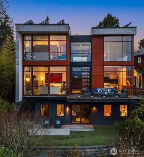 Exterior - 1527 E Howe St, Seattle, WA 98112 photo 2 of 6