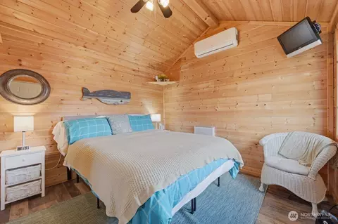 Bedroom - 270 E Grapeview Point Rd, Allyn, WA 98524 photo 2 of 3