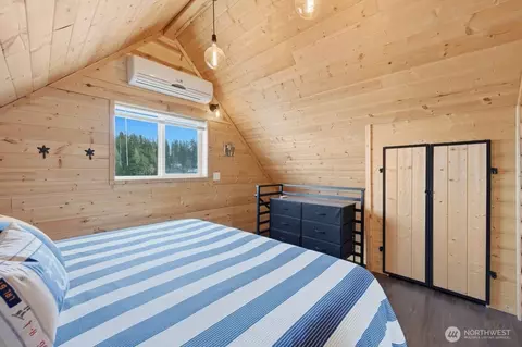 Bedroom - 270 E Grapeview Point Rd, Allyn, WA 98524 photo 1 of 3