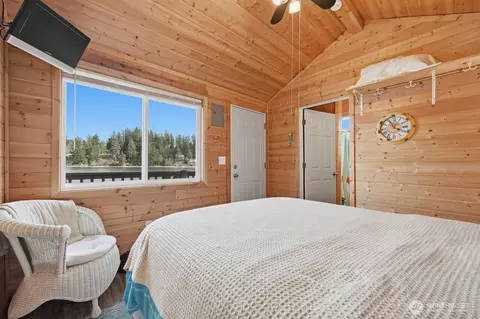 Bedroom - 270 E Grapeview Point Rd, Allyn, WA 98524 photo 3 of 3