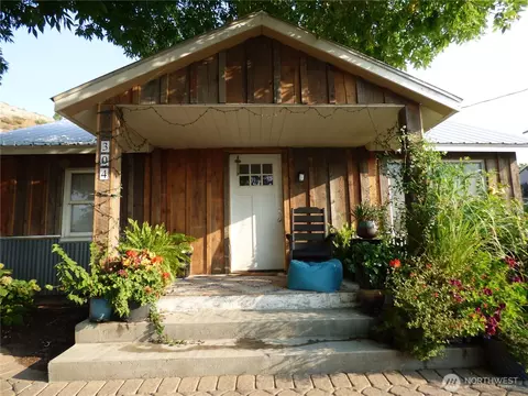 304 Pearl St, Pateros, WA 98846