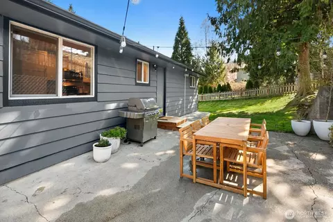 Exterior - 5320 S 4th Ave, Everett, WA 98203 photo 3 of 6