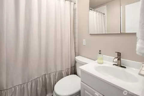 Bath - 5320 S 4th Ave, Everett, WA 98203 photo 1 of 1