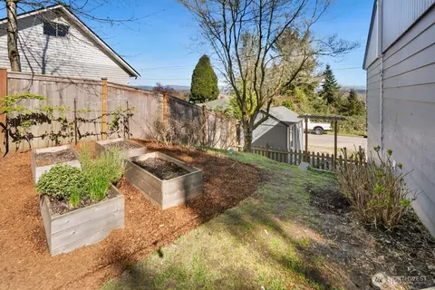 Exterior - 5320 S 4th Ave, Everett, WA 98203 photo 4 of 6