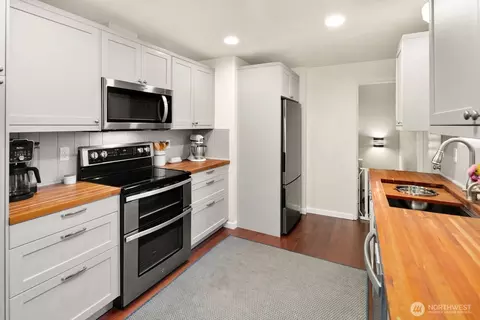 Kitchen - 5320 S 4th Ave, Everett, WA 98203 photo 3 of 3