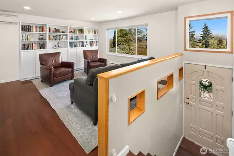 Entry Way - 5320 S 4th Ave, Everett, WA 98203 photo 1 of 1
