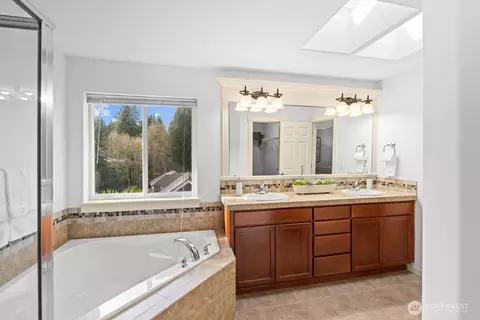 Bath - 603 194th Pl SE, Bothell, WA 98012 photo 3 of 4