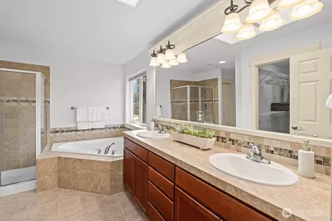 Bath - 603 194th Pl SE, Bothell, WA 98012 photo 2 of 4