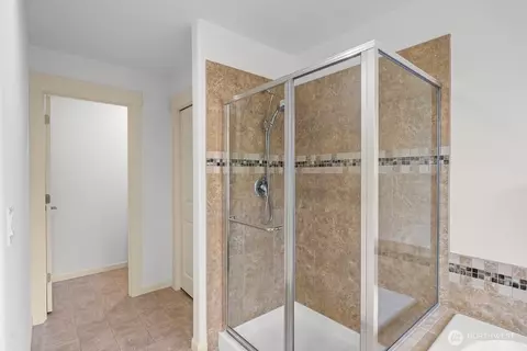 Bath - 603 194th Pl SE, Bothell, WA 98012 photo 1 of 4