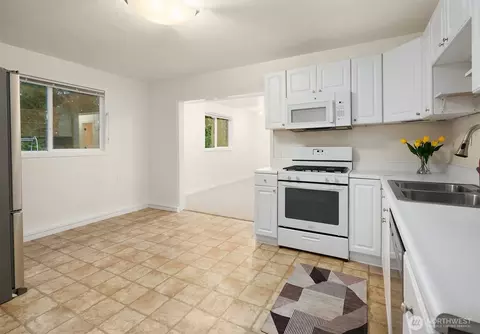 Kitchen - 22603 53rd Ave SE, Bothell, WA 98021 photo 6 of 7