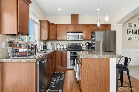 Kitchen - 527 Pilchuck Path, Everett, WA 98201 photo 3 of 4