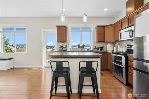Kitchen - 527 Pilchuck Path, Everett, WA 98201 photo 1 of 4