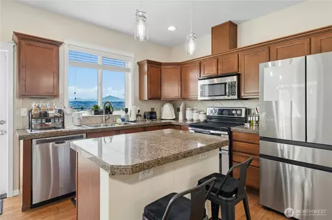 Kitchen - 527 Pilchuck Path, Everett, WA 98201 photo 2 of 4