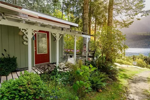 17 Thompson Point Rd, Port Angeles, WA 98363