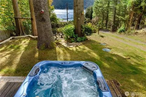 17 Thompson Point Rd, Port Angeles, WA 98363