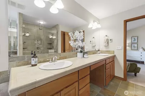 Bath - 20615 39th Ave SE, Bothell, WA 98012 photo 3 of 5