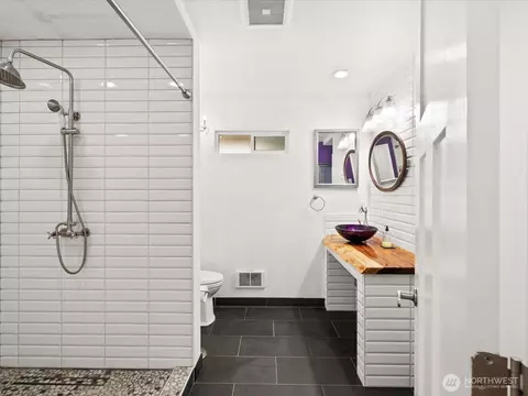 Bath - 1035 Oakes Ave, Everett, WA 98201 photo 2 of 3