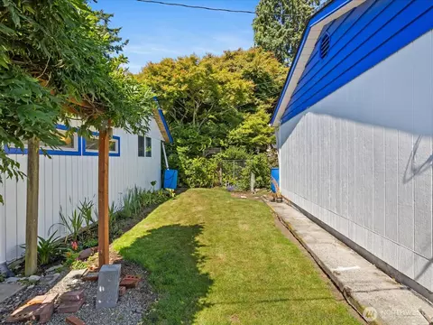 Exterior - 1035 Oakes Ave, Everett, WA 98201 photo 6 of 7
