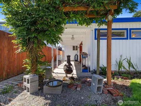 Exterior - 1035 Oakes Ave, Everett, WA 98201 photo 5 of 7