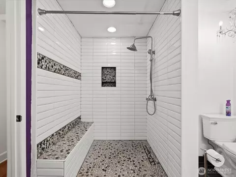 Bath - 1035 Oakes Ave, Everett, WA 98201 photo 3 of 3