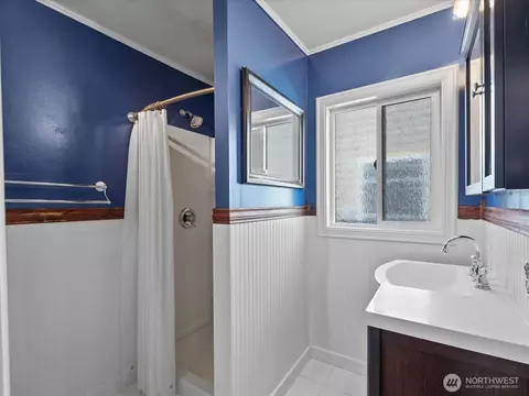 Bath - 1035 Oakes Ave, Everett, WA 98201 photo 1 of 3
