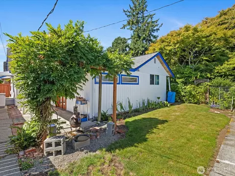 Exterior - 1035 Oakes Ave, Everett, WA 98201 photo 4 of 7