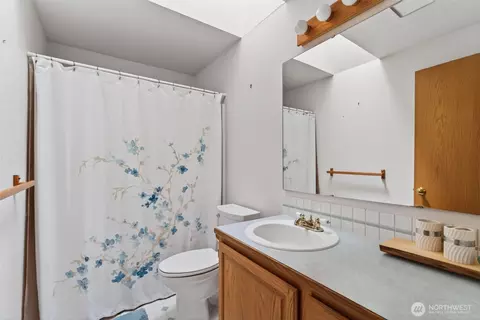 Bath - 128 Jackson View Dr, Chehalis, WA 98532 photo 1 of 5