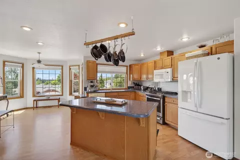 Kitchen - 128 Jackson View Dr, Chehalis, WA 98532 photo 1 of 1