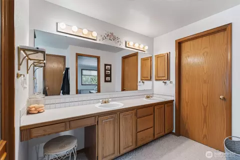 Bath - 128 Jackson View Dr, Chehalis, WA 98532 photo 4 of 5