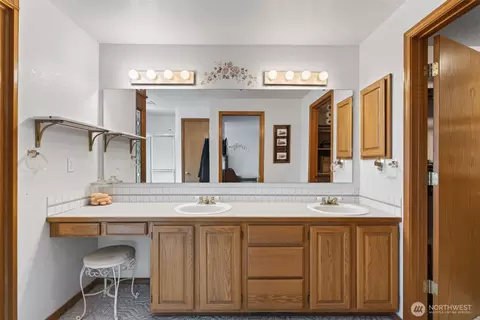 Bath - 128 Jackson View Dr, Chehalis, WA 98532 photo 2 of 5