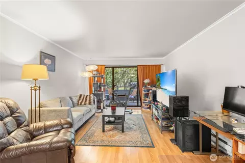 7930 SE 34th St #203, Mercer Island, WA 98040