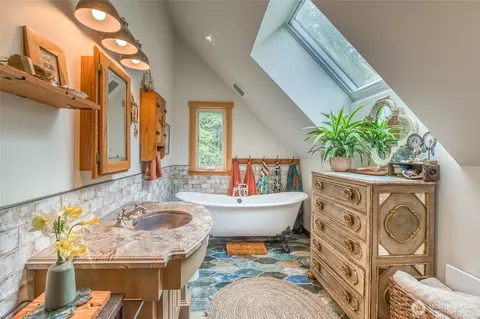 Bath - 653 Cedar Hill Rd, Eastsound, WA 98245 photo 2 of 3