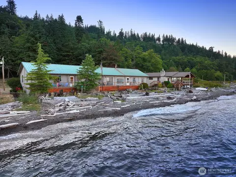 8267 Franklin Rd, Clinton, WA 98236