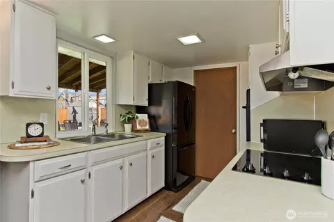 Kitchen - 1867 Clovercrest St, Enumclaw, WA 98022 photo 2 of 4