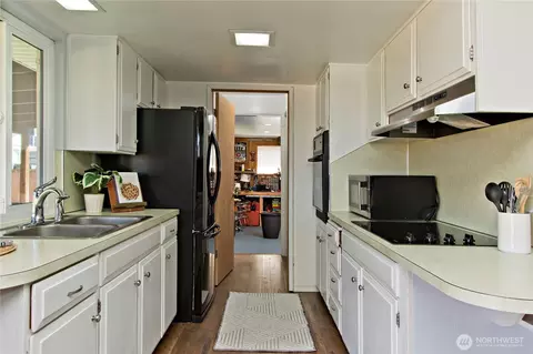 Kitchen - 1867 Clovercrest St, Enumclaw, WA 98022 photo 3 of 4
