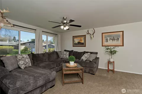 Living - 1867 Clovercrest St, Enumclaw, WA 98022 photo 1 of 1