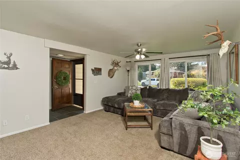 Entry Way - 1867 Clovercrest St, Enumclaw, WA 98022 photo 1 of 1