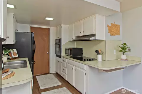Kitchen - 1867 Clovercrest St, Enumclaw, WA 98022 photo 4 of 4