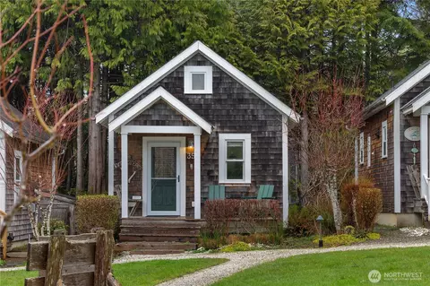 35 Beach Cabin Ln, Pacific Beach, WA 98571