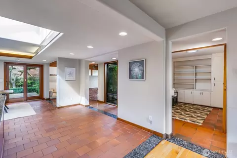 Entry Way - 606 Wetmore Ave, Everett, WA 98201 photo 2 of 2