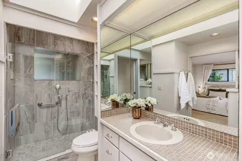 Bath - 606 Wetmore Ave, Everett, WA 98201 photo 1 of 2