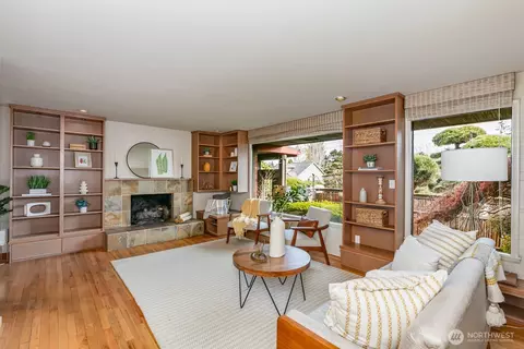 Living - 606 Wetmore Ave, Everett, WA 98201 photo 2 of 3