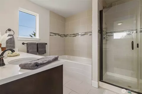 Bath - 1910 Chestnut St, Everett, WA 98201 photo 2 of 2