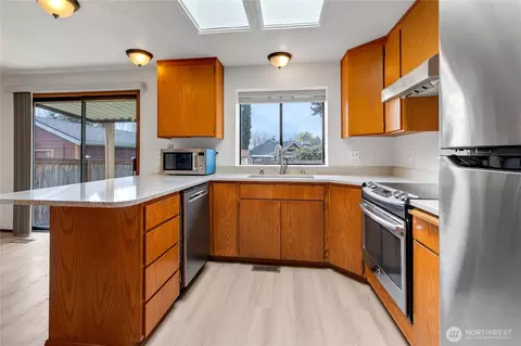Kitchen - 314 Alder Ave, Sumner, WA 98390 photo 4 of 5